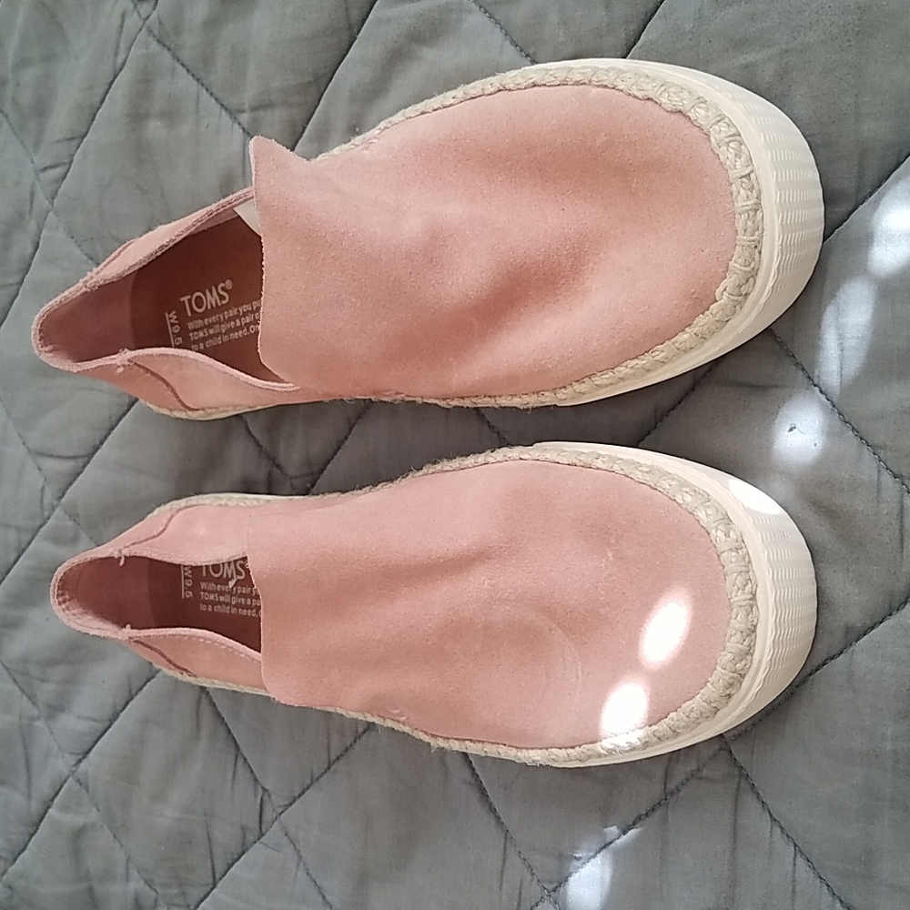 TOMS SUEDE SLIP ONS